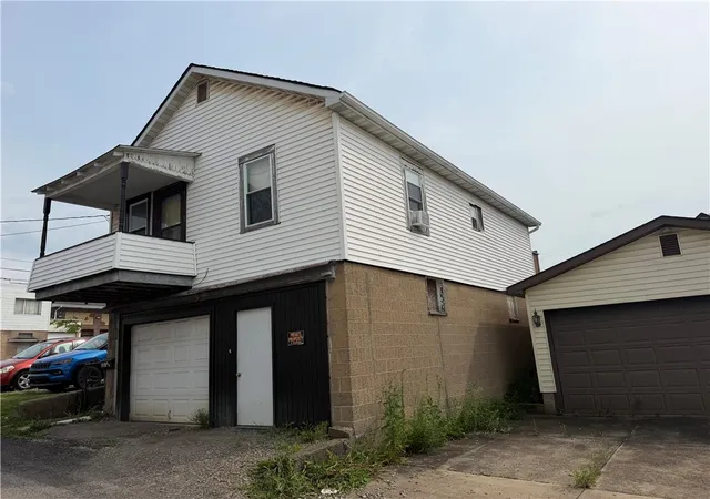 Photo 2 of Single family home for sale at 204 1/2 Longfellow St, Vandergrift, PA 15690 | MLS# 1769159 | Listing updated on 2026-09-09