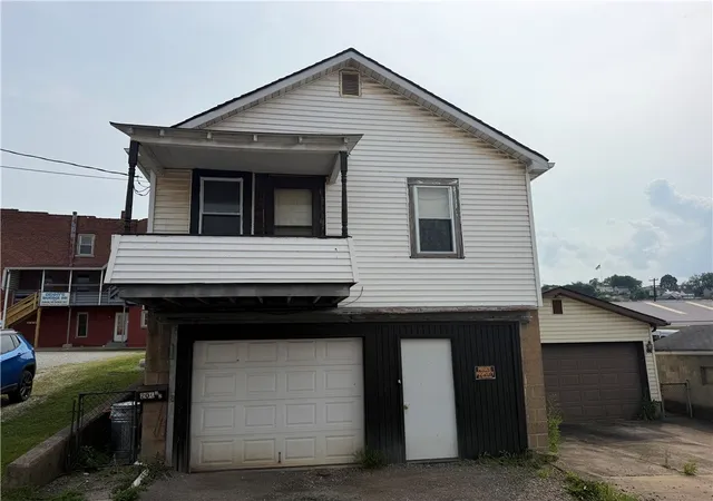 Photo 3 of Single family home for sale at 204 1/2 Longfellow St, Vandergrift, PA 15690 | MLS# 1769159 | Listing updated on 2026-09-09