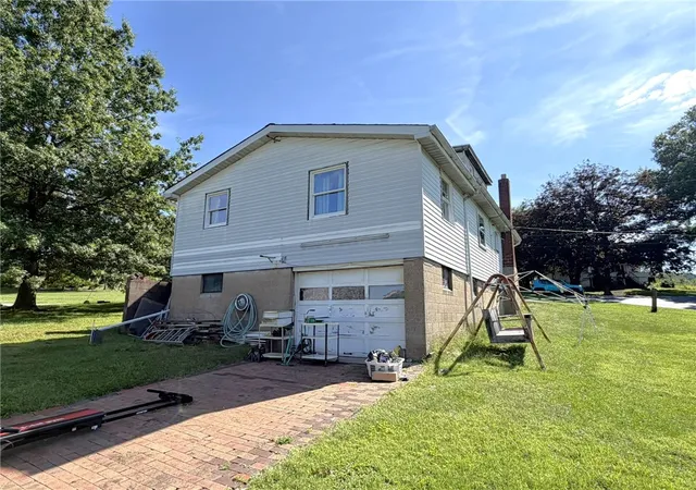 Photo 3 of Single family home for sale at 1661 Amy Ln, North Huntingdon, PA 15642 | MLS# 1769125 | Listing updated on 2026-09-29