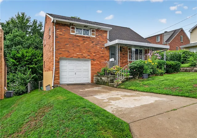 Photo 3 of Single family home for sale at 208 Tyrol Dr, Brentwood, PA 15227 | MLS# 1769182 | Listing updated on 2026-09-14