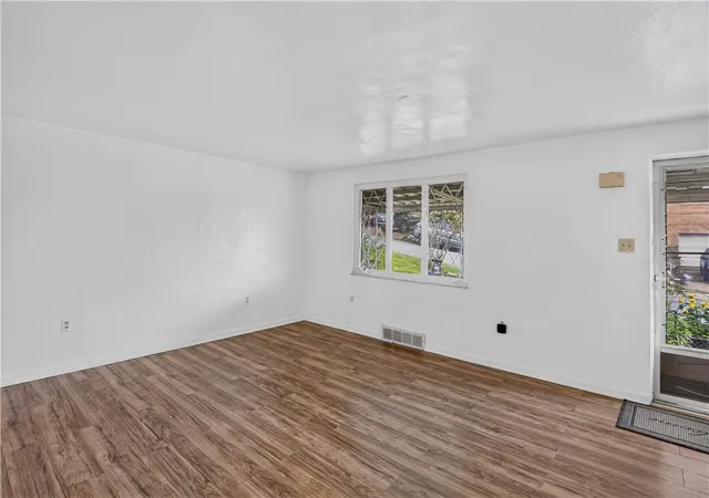 Photo 3 of Single family home for sale at 208 Tyrol Dr, Brentwood, PA 15227 | MLS# 1769182 | Listing updated on 2026-09-14