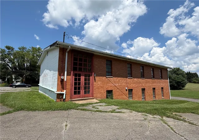 Photo 3 of Single family home for sale at 7190 Vine St, Little Beaver Twp, PA 16120 | MLS# 1769402 | Listing updated on 2026-09-08