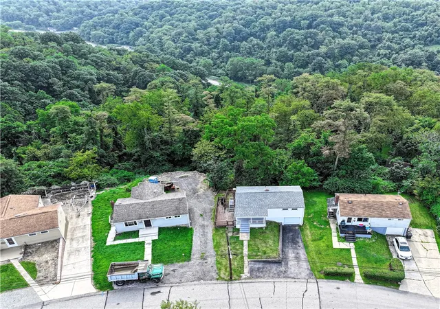 Photo 18 of Single family home for sale at 402 Oakhurst Ave, N Versailles, PA 15137 | MLS# 1769393 | Listing updated on 2026-10-04