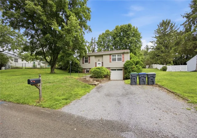 Photo 3 of Single family home for sale at 592 Jane St, Cranberry Twp, PA 16066 | MLS# 1769295 | Listing updated on 2026-09-23
