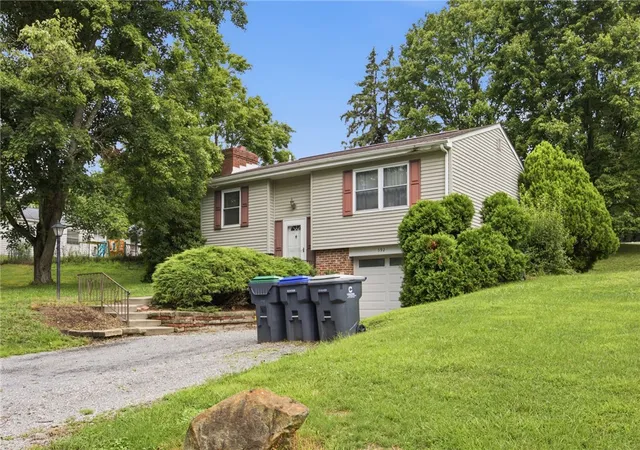 Photo 3 of Single family home for sale at 592 Jane St, Cranberry Twp, PA 16066 | MLS# 1769295 | Listing updated on 2026-09-23