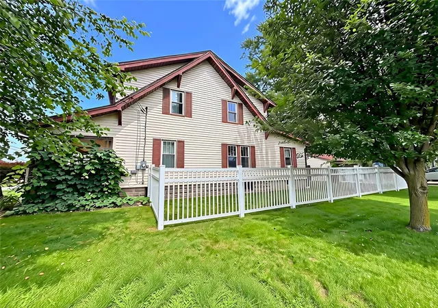 Photo 3 of Single family home for sale at 610 Spring St, Grove City Boro, PA 16127 | MLS# 1769436 | Listing updated on 2026-09-01