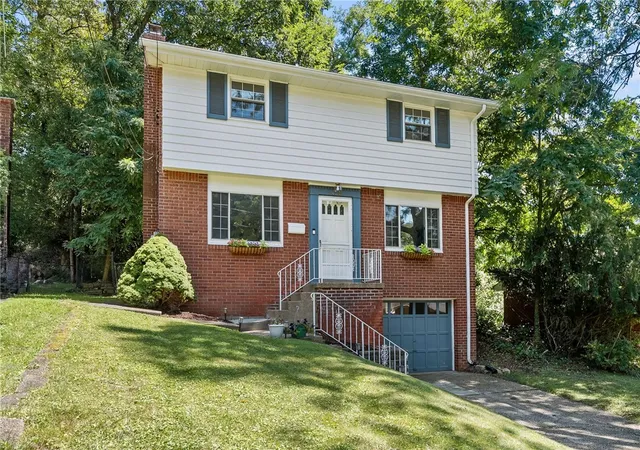 Photo 2 of Single family home for sale at 128 Le Grande Dr, Forest Hills Boro, PA 15221 | MLS# 1769086 | Listing updated on 2026-09-10