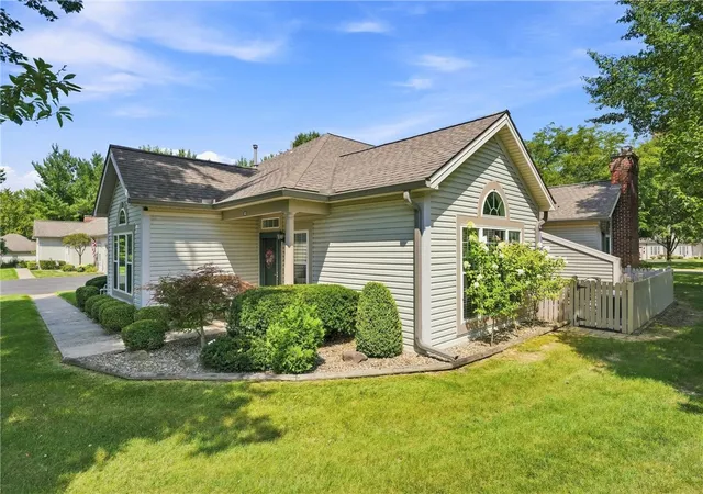 Listing Photo 4 - Condo for sale in building located at 85 Stone Ridge Blvd, Hermitage, PA 16148