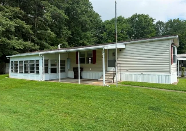 Photo 2 of Manufactured home for sale at 1529 Lee Ln, Grove City Boro, PA 16127 | MLS# 1769522 | Listing updated on 2026-09-04