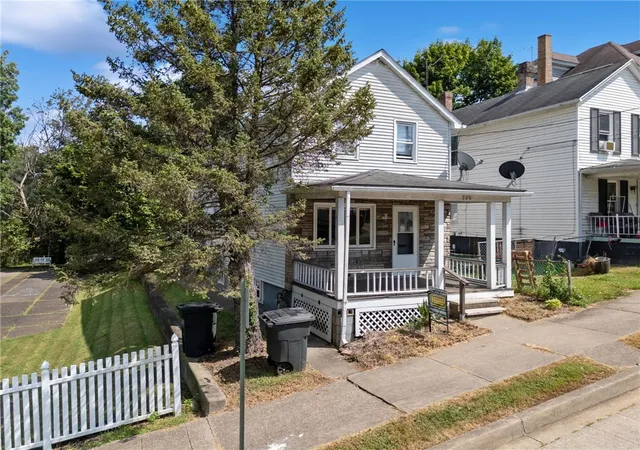 Photo 2 of Single family home for sale at 220 Oneida St, Monessen, PA 15062 | MLS# 1769614 | Listing updated on 2026-09-01
