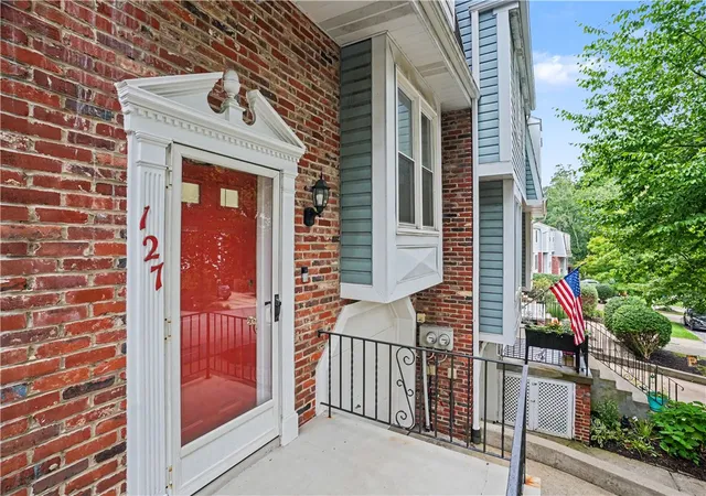 Photo 2 of Townhouse for sale at 127 Spruce Ct, Ross Twp, PA 15229 | MLS# 1769648 | Listing updated on 2026-09-12