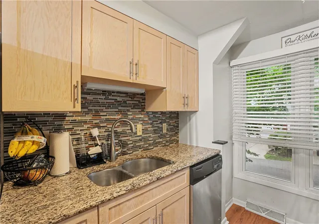 Photo 4 of Townhouse for sale at 127 Spruce Ct, Ross Twp, PA 15229 | MLS# 1769648 | Listing updated on 2026-09-12