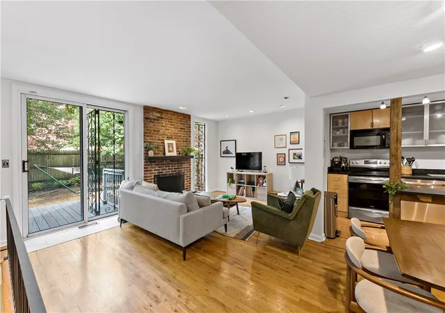 Photo 3 of Sale Pending at 342 Denniston St #1, Shadyside, PA 15206 | MLS# 1768091 | Listing updated on 2026-09-12