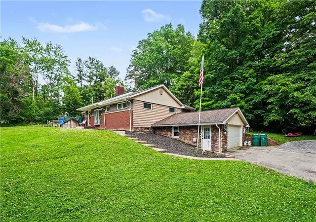Photo 2 of Single family home for sale at 456 E Maitland Ln, Neshannock Twp, PA 16105 | MLS# 1769637 | Listing updated on 2026-09-01