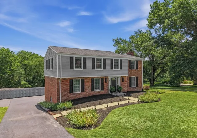 Photo 3 of Single family home for sale at 283 Brookwood, Peters Twp, PA 15367 | MLS# 1769799 | Listing updated on 2026-09-14