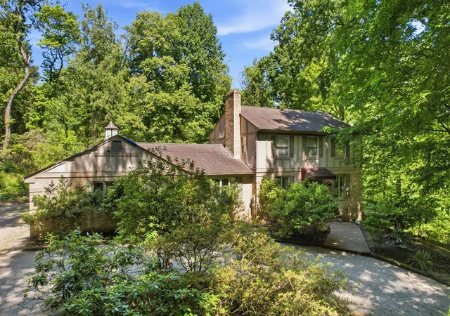 Photo 2 of Single family home for sale at 571 Flower Hl Ln, Fox Chapel, PA 15238 | MLS# 1769871 | Listing updated on 2026-09-09