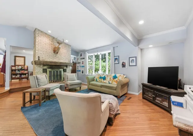 Photo 3 of Single family home for sale at 571 Flower Hl Ln, Fox Chapel, PA 15238 | MLS# 1769871 | Listing updated on 2026-09-09
