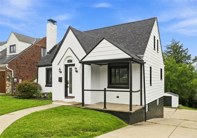 Photo 3 of Single family home for sale at 2 Windridge Dr, Baldwin Boro, PA 15227 | MLS# 1769590 | Listing updated on 2026-09-12