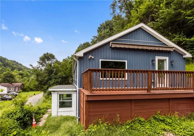 Photo 3 of Single family home for sale at 850 Gypsy Glen Rd, Brighton Twp, PA 15009 | MLS# 1769964 | Listing updated on 2026-09-09