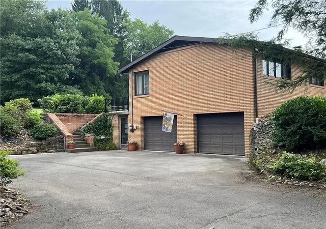 Photo 3 of Single family home for sale at 327 Holyoke Rd, Center Twp, PA 16001 | MLS# 1769966 | Listing updated on 2026-09-14