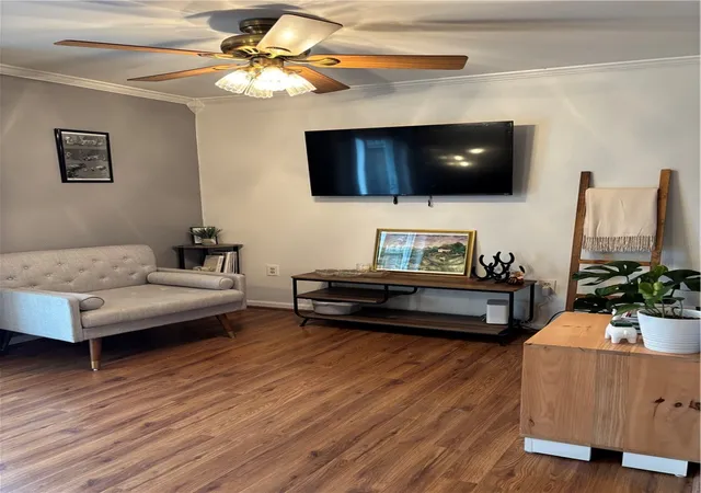 Photo 3 of Single family home for sale at 533 Finley Ave, Scott Twp, PA 15106 | MLS# 1769977 | Listing updated on 2026-09-13