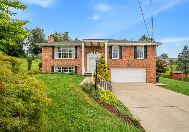 Photo 2 of Single family home for sale at 711 Valeria Dr, Canonsburg, PA 15317 | MLS# 1770022 | Listing updated on 2026-09-13