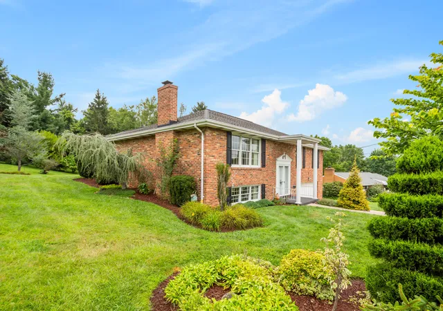 Photo 3 of Single family home for sale at 711 Valeria Dr, Canonsburg, PA 15317 | MLS# 1770022 | Listing updated on 2026-09-13