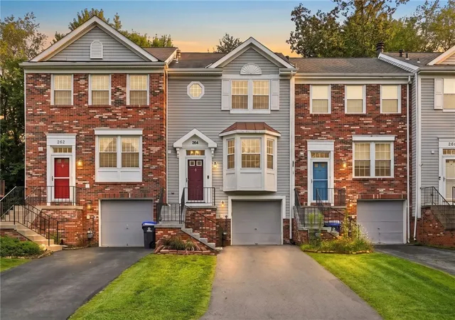 Townhouse for sale at 264 Clearbrook Ct, Cranberry Twp, PA 16066 | MLS# 1769687