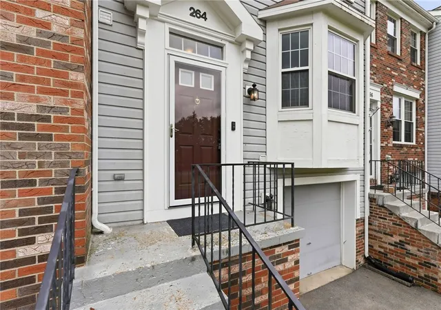 Photo 4 of Sale Pending at 264 Clearbrook Ct, Cranberry Twp, PA 16066 | MLS# 1769687 | Listing updated on 2026-09-24