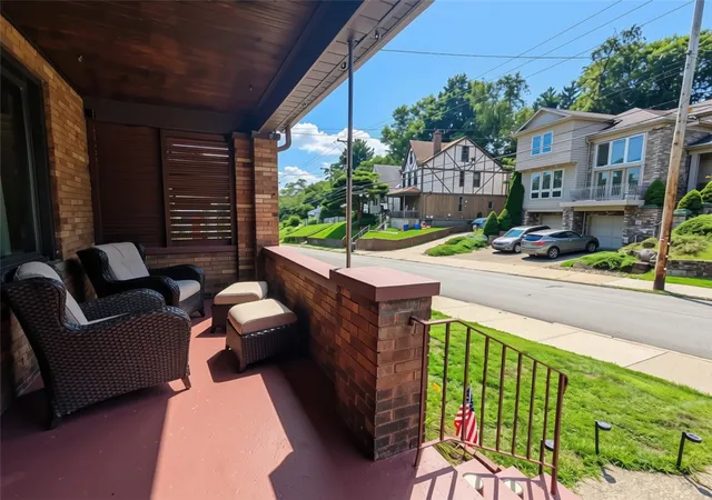 Photo 3 of Single family home for sale at 303 Shaler St, Mt Washington, PA 15211 | MLS# 1770030 | Listing updated on 2026-09-01