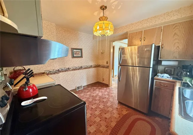 Photo 4 of Sale Pending at 2401 N Mercer St, Neshannock Twp, PA 16105 | MLS# 1770222 | Listing updated on 2026-09-01