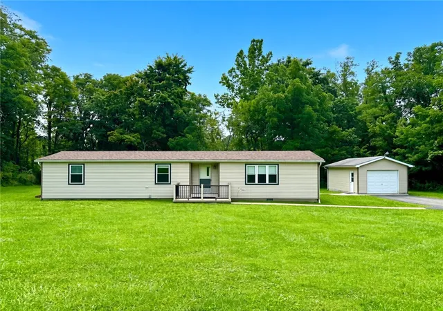 Photo 2 of Manufactured home for sale at 810 Alborn Ave, Shenango Twp, PA 16101 | MLS# 1770261 | Listing updated on 2026-09-12