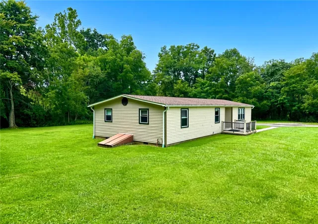 Photo 2 of Manufactured home for sale at 810 Alborn Ave, Shenango Twp, PA 16101 | MLS# 1770261 | Listing updated on 2026-09-12