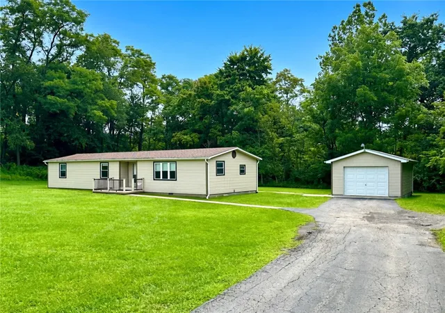 Photo 3 of Manufactured home for sale at 810 Alborn Ave, Shenango Twp, PA 16101 | MLS# 1770261 | Listing updated on 2026-09-12