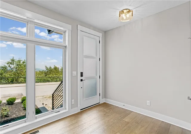 Photo 2 of Townhouse for sale at 1607 Grandview Ave, Mt Washington, PA 15211 | MLS# 1770374 | Listing updated on 2026-09-10