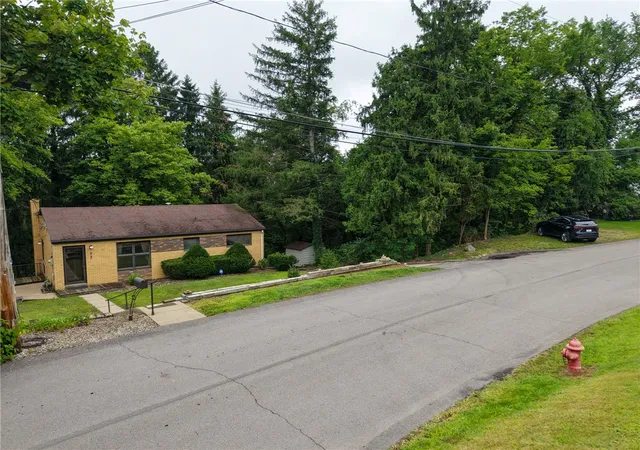 Photo 2 of Single family home for sale at 77 Bellview Cir, Robinson Twp, PA 15136 | MLS# 1770502 | Listing updated on 2026-09-12