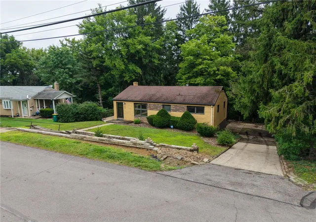 Photo 3 of Single family home for sale at 77 Bellview Cir, Robinson Twp, PA 15136 | MLS# 1770502 | Listing updated on 2026-09-12