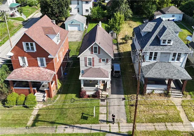 Photo 3 of Single family home for sale at 703 E Long Ave, New Castle, PA 16101 | MLS# 1770543 | Listing updated on 2026-09-13