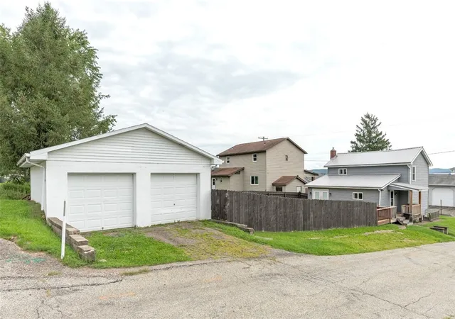 Photo 3 of Single family home for sale at 1650 Main St, W Leechburg, PA 15656 | MLS# 1770665 | Listing updated on 2026-09-12