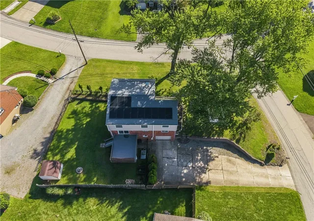 Photo 3 of Single family home for sale at 1521 Fernledge, Shaler, PA 15101 | MLS# 1770090 | Listing updated on 2026-10-07