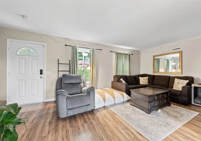 Photo 3 of Single family home for sale at 309 Chestnut St, Jeannette, PA 15644 | MLS# 1770711 | Listing updated on 2026-10-06