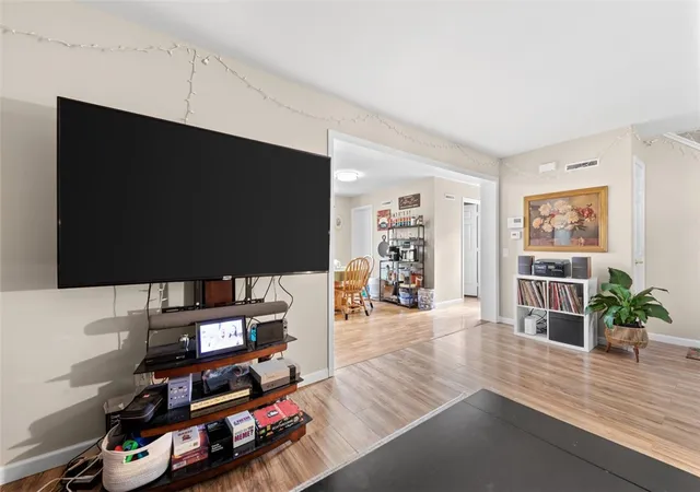 Photo 4 of Single family home for sale at 309 Chestnut St, Jeannette, PA 15644 | MLS# 1770711 | Listing updated on 2026-10-06