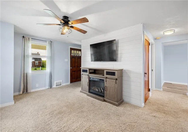 Photo 3 of Single family home for sale at 193 Woodhall Dr, Baldwin Boro, PA 15236 | MLS# 1770699 | Listing updated on 2026-09-10