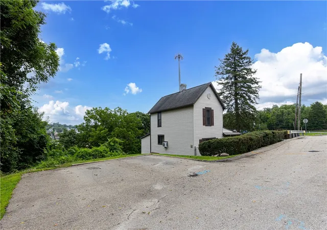 Photo 3 of Single family home for sale at 698 Grove Ave, Canton Twp, PA 15301 | MLS# 1770286 | Listing updated on 2026-09-01