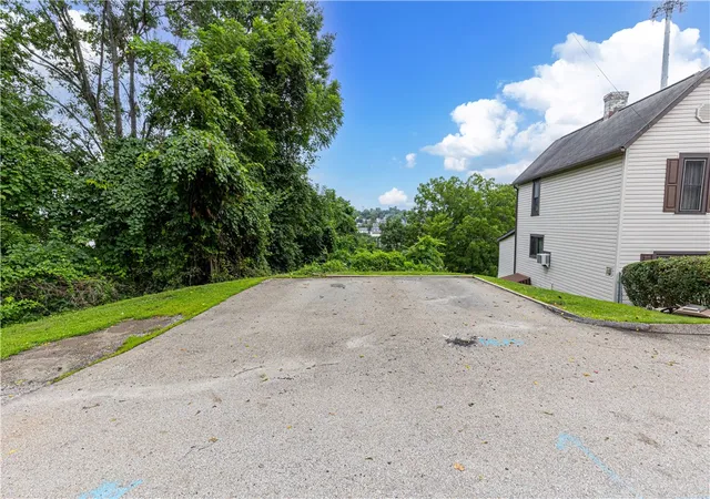 Photo 3 of Single family home for sale at 698 Grove Ave, Canton Twp, PA 15301 | MLS# 1770286 | Listing updated on 2026-09-01
