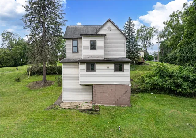 Photo 4 of Single family home for sale at 698 Grove Ave, Canton Twp, PA 15301 | MLS# 1770286 | Listing updated on 2026-09-01