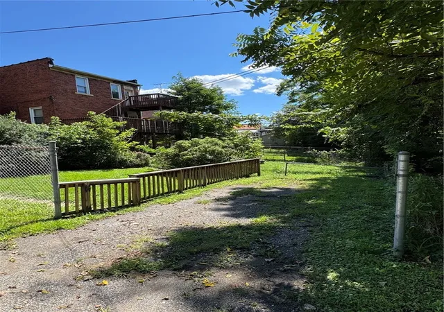 Photo 3 of Single family home for sale at 814 Southern Ave, Mt Washington, PA 15211 | MLS# 1770388 | Listing updated on 2026-09-15