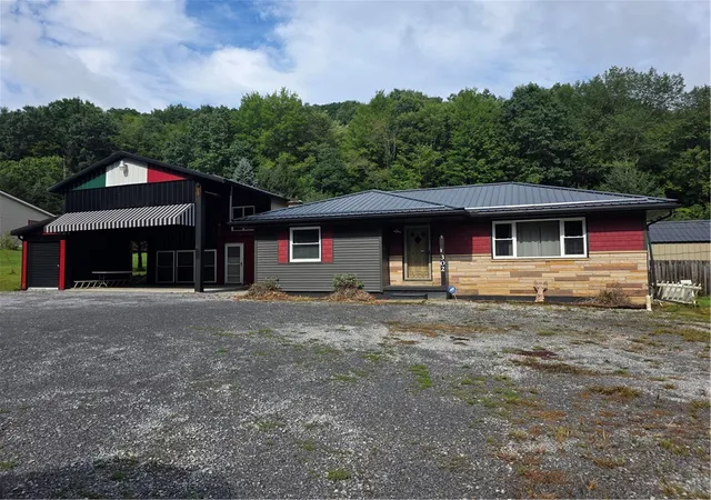 Photo 2 of Single family home for sale at 302 Apple St, Weedville, PA 15868 | MLS# 1770738 | Listing updated on 2026-09-15