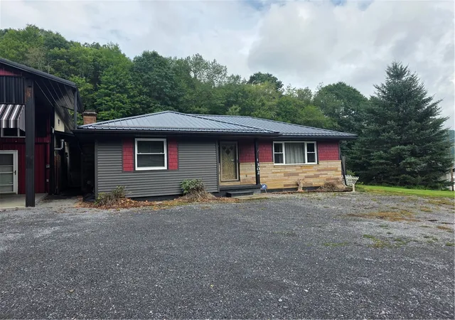 Photo 3 of Single family home for sale at 302 Apple St, Weedville, PA 15868 | MLS# 1770738 | Listing updated on 2026-09-15