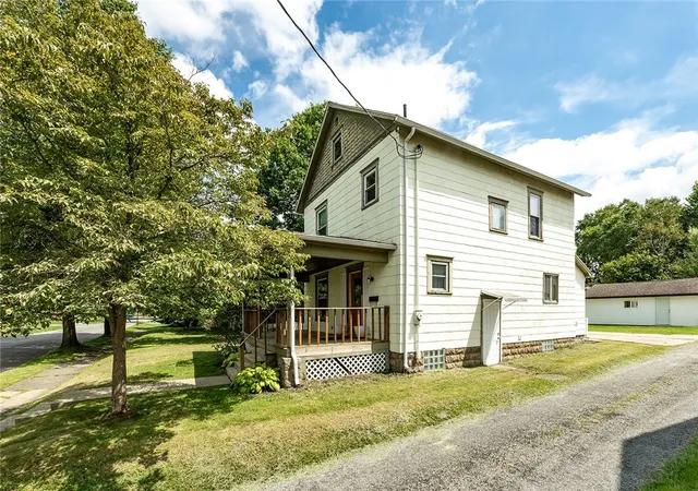 Photo 3 of Single family home for sale at 516 Stewart Ave, Grove City Boro, PA 16127 | MLS# 1770733 | Listing updated on 2026-09-08